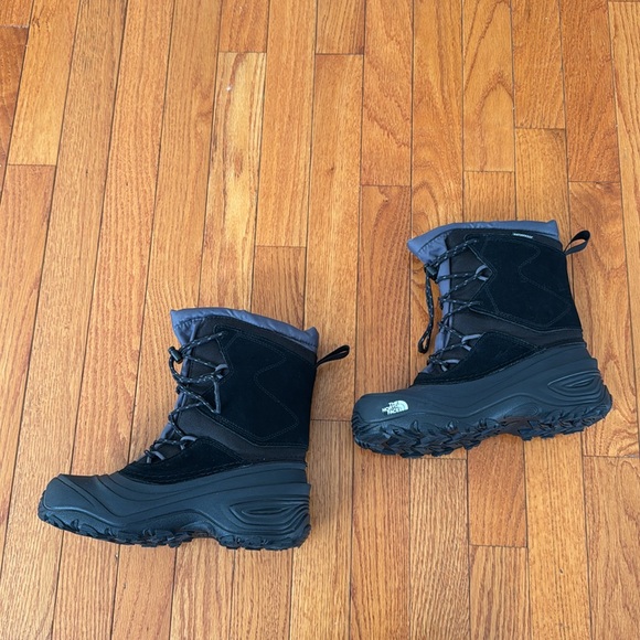 Boy’s North Face waterproof winter boots size 4 - Picture 3 of 11